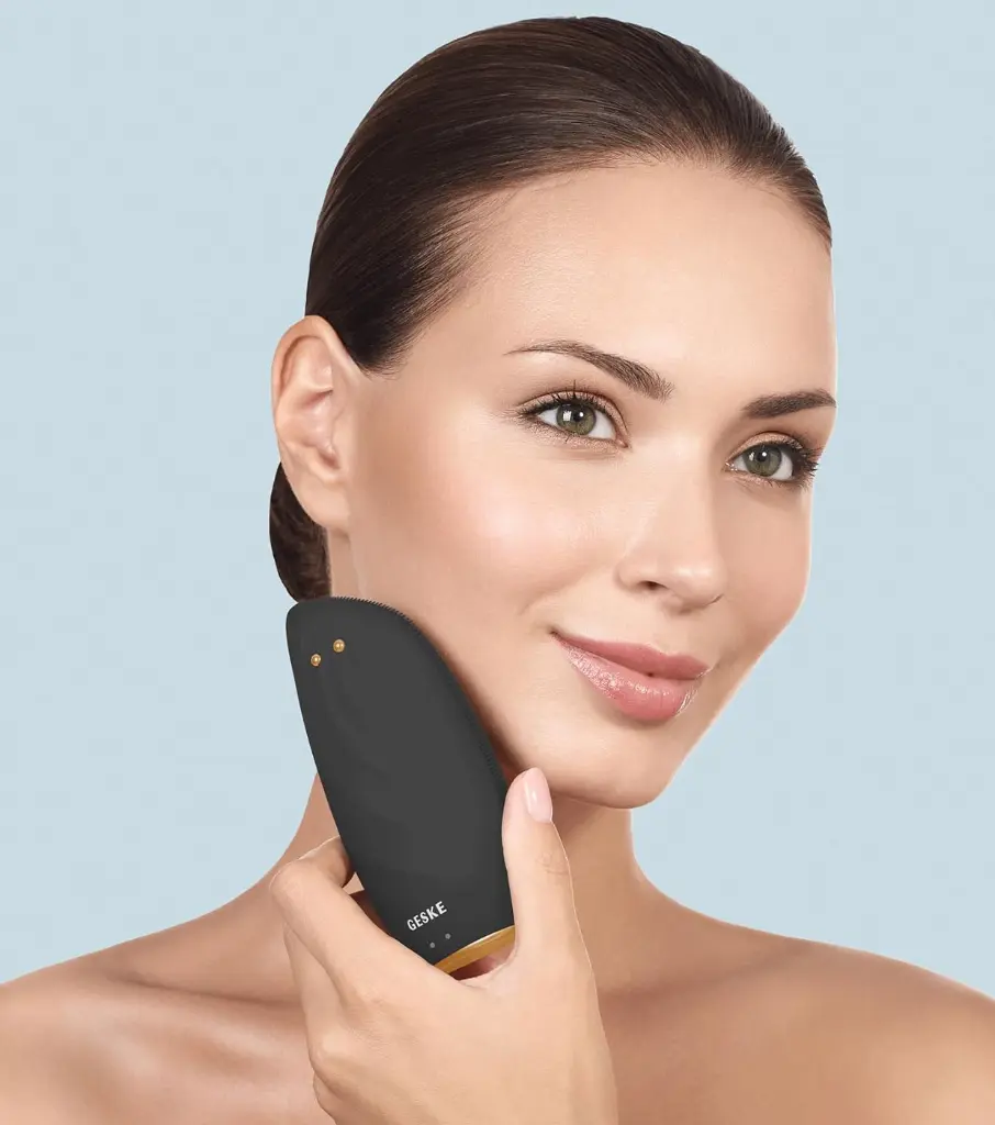 geske-cepillo-limpiador-y-masajeador-facial-sonic-thermo-face-lifter-8-en-1-black-gold-3-80855.webp
